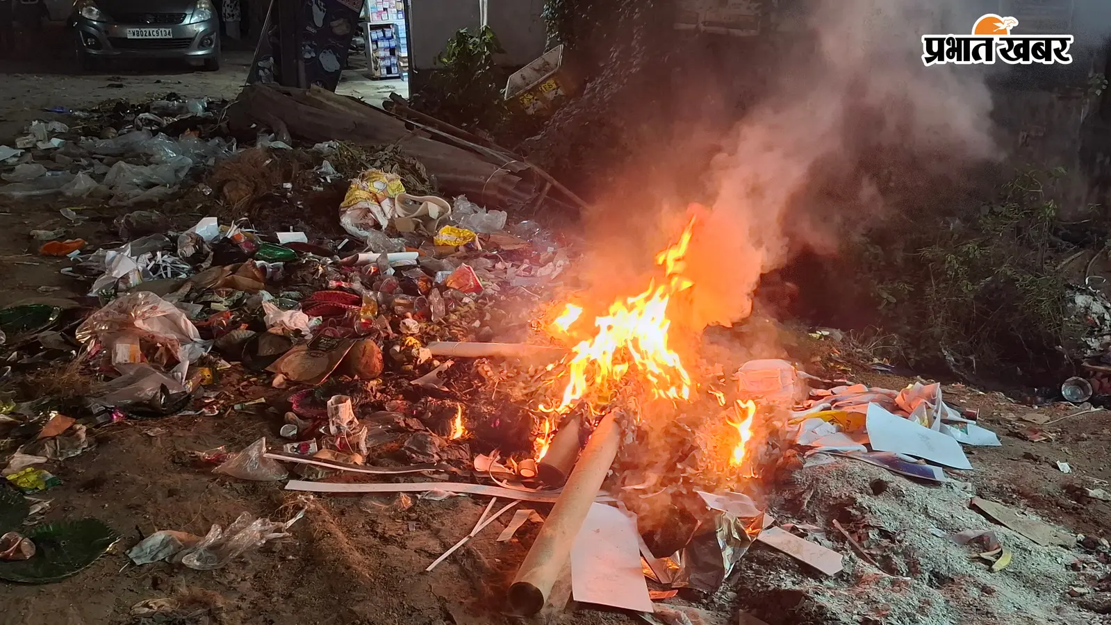 कचरे के ढेर से धुआं और दुर्गंध तक, मेदिनीनगर में सफाई व्यवस्था को लेकर पार्षदों के अल्टीमेटम का भी असर नहीं