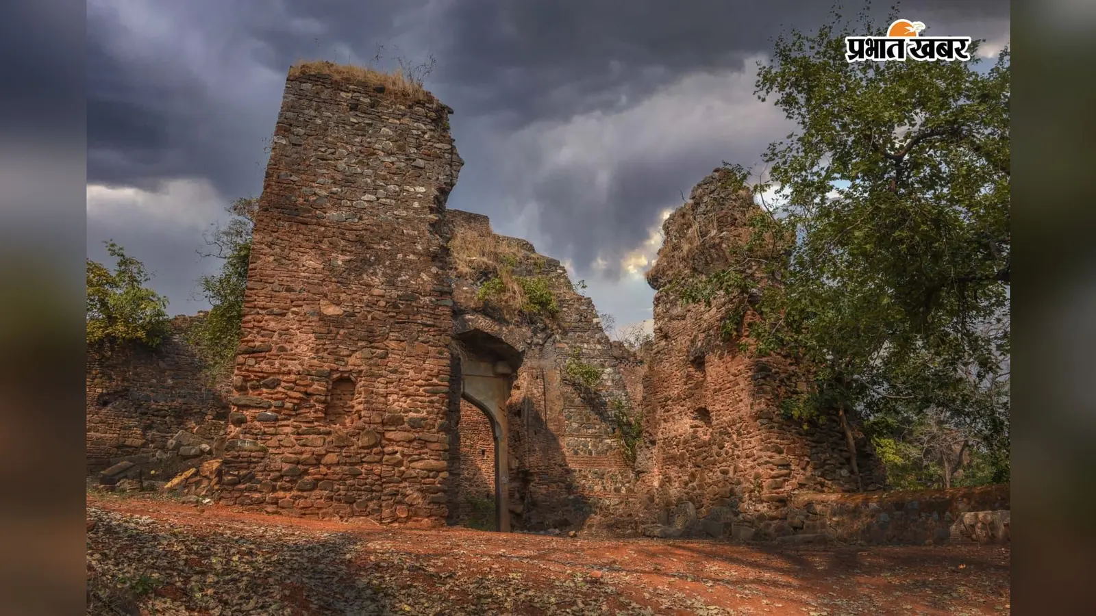 Palamu Fort : जहां वीकेंड पर उमड़ते थे हजारों पर्यटक, अब पहुंच रहे सिर्फ 30-40 लोग; ₹1,950 शुल्क बना वजह