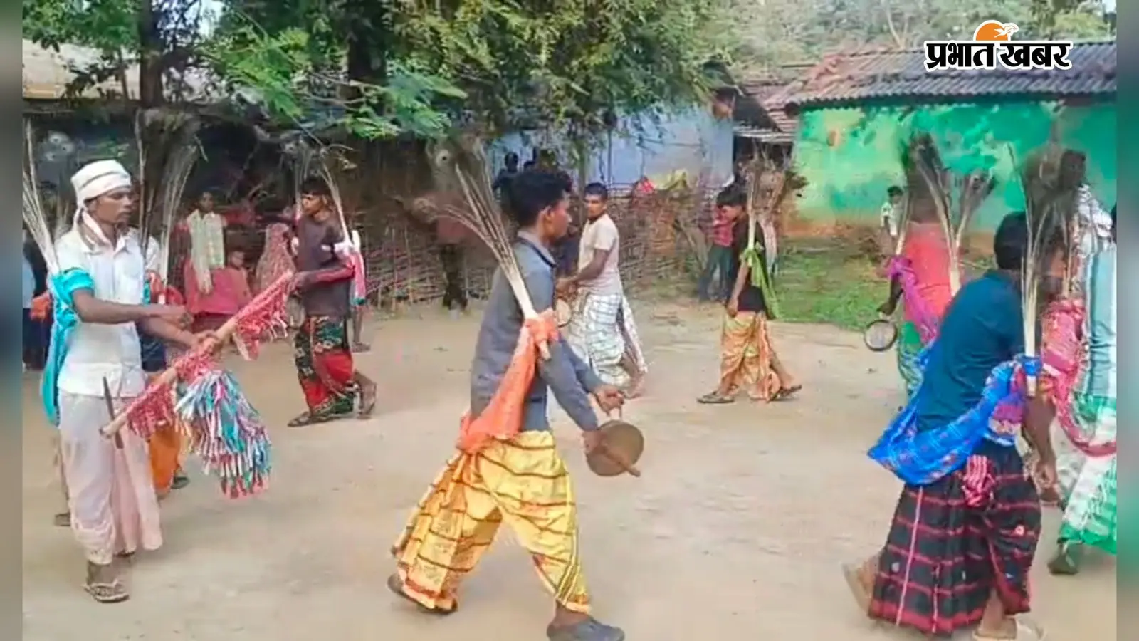 सिर पर मोरपंख, हाथों में वाद्ययंत्र… खरसावां का अनोखा ‘दासांय नाच’ विलुप्त होने की कगार पर