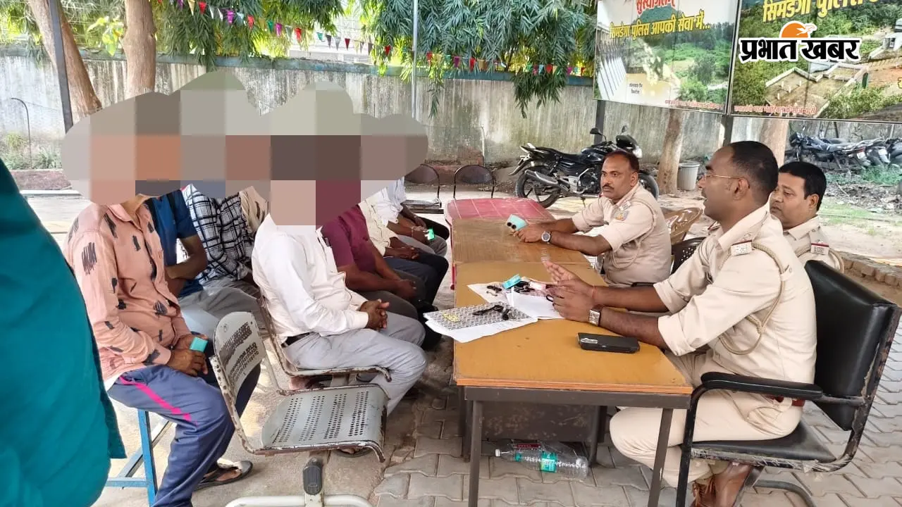 सिमडेगा में वाहन जांच अभियान, नाबालिग छात्रों को चेतावनी देकर परिजनों को सौंपा