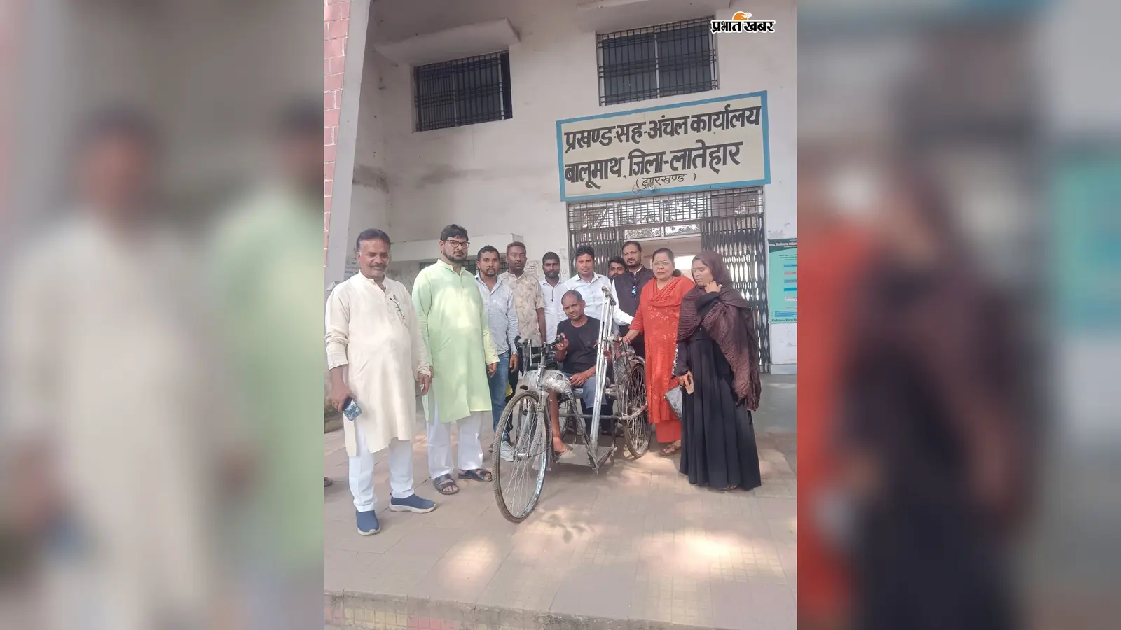बालूमाथ में दिव्यांग बुजुर्ग को मिली ट्राईसाइकिल, कांग्रेस प्रखंड अध्यक्ष की पहल पर मिली मदद