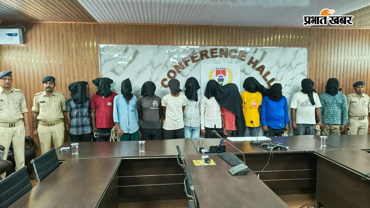 बोकारो में पुलिस का बड़ा एक्शन: रातभर चली छापेमारी में 33 आरोपित गिरफ्तार, 77 टीमों ने खंगाले 171 ठिकाने