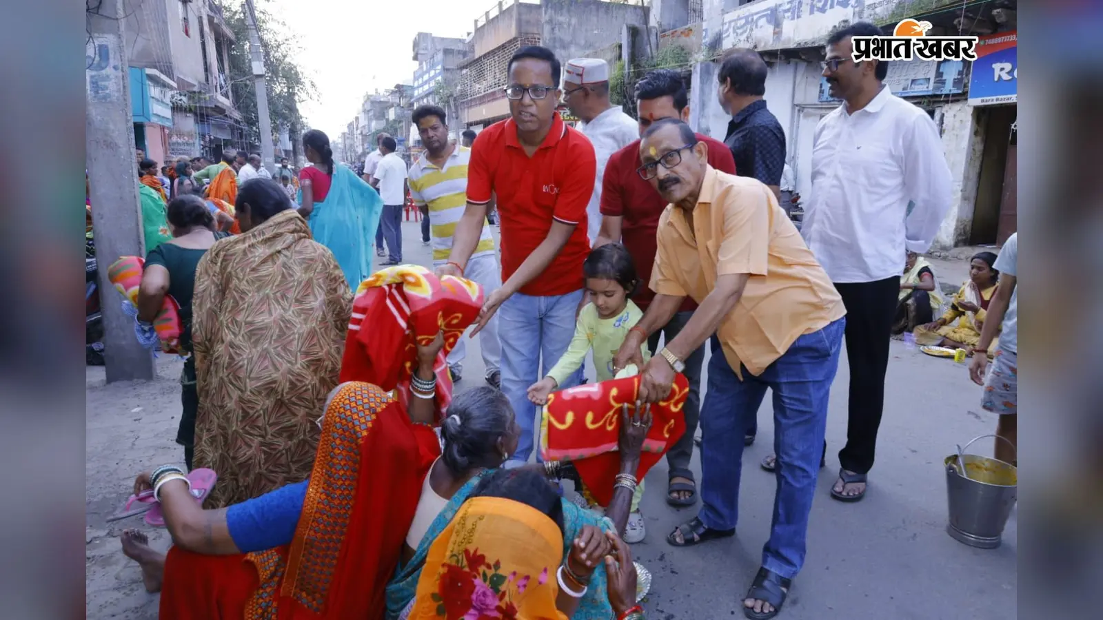 हजारीबाग में दुर्गा पूजा पर 500 से अधिक जरूरतमंदों को कराया भोजन, वस्त्र और कंबल बांटे