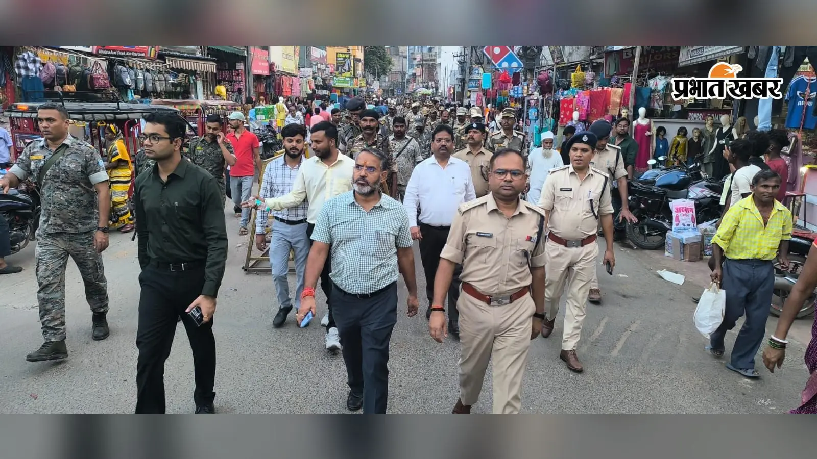 शांतिपूर्ण और सौहार्दपूर्ण माहौल में मचेगी दुर्गा पूजा की धूम, गिरिडीह में प्रशासनिक अधिकारियों ने निकाला फ्लैग मार्च
