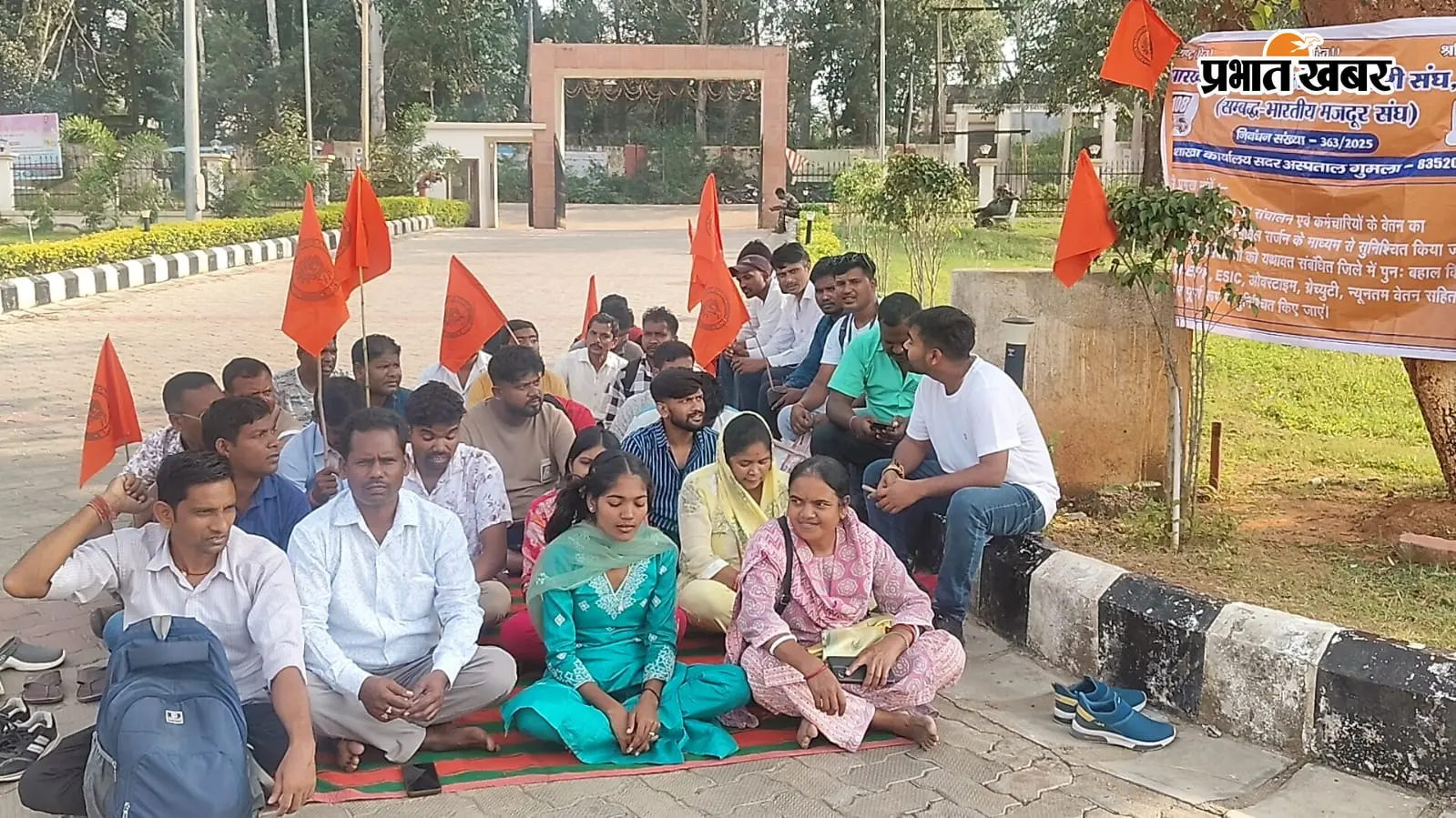 जुलाई से वेतन नहीं मिलने का आरोप, गुमला में 108 एंबुलेंस कर्मियों का प्रदर्शन
