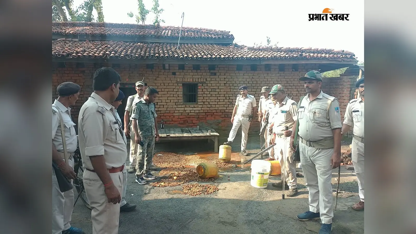 गिरिडीह में उत्पाद विभाग की बड़ी कार्रवाई, सोनबाद और महुआर गांव में 400 लीटर अवैध महुआ शराब जब्त
