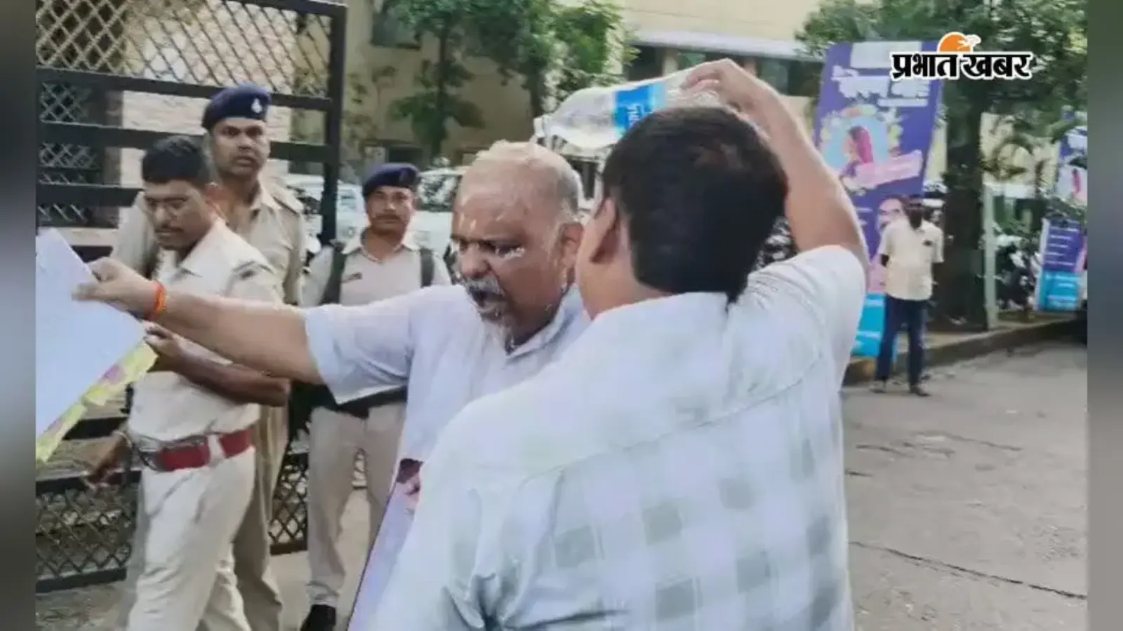DC ऑफिस के बाहर अचानक मचा हड़कंप, केरोसिन डालकर आत्मदाह की कोशिश, फिर क्या हुआ ? देखिए पूरा वीडियो...