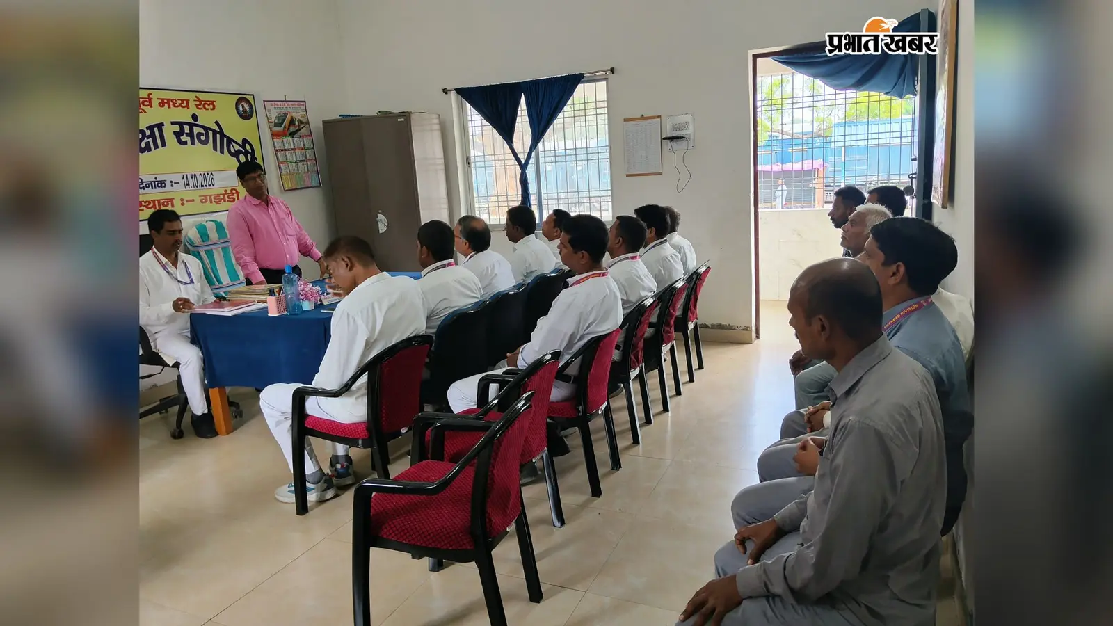 सुरक्षित रेल परिचालन के लिए रेलवे सख्त, कर्मचारियों को शॉर्टकट से बचने की सलाह