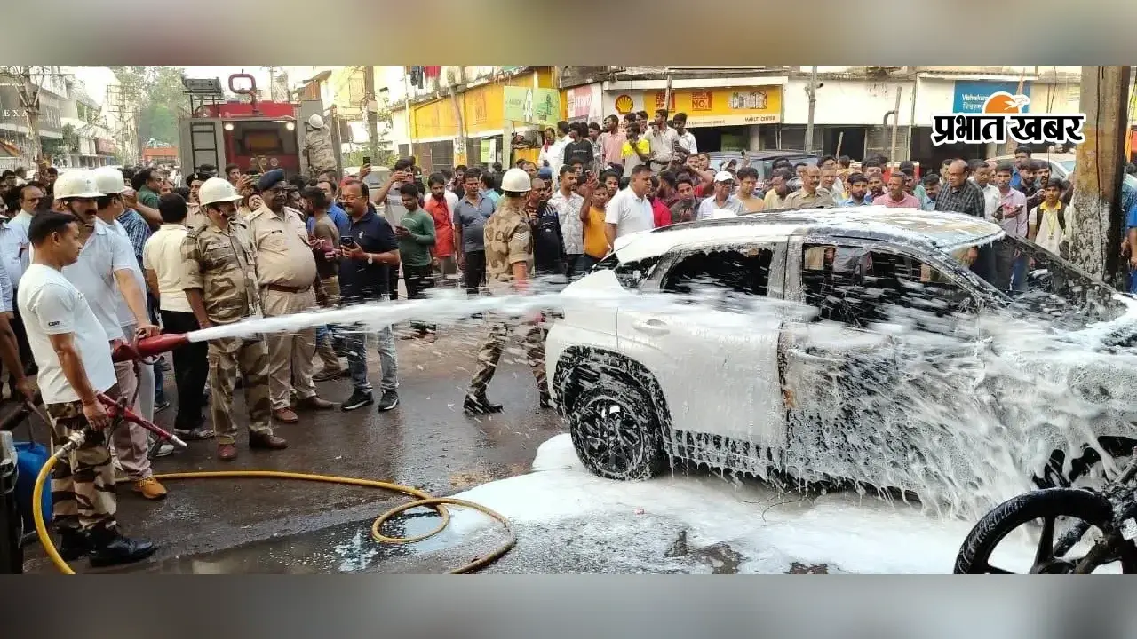 बोकारो में टेस्ट ड्राइव के दौरान अनियंत्रित हुई कार, चाय दुकान में घुसने के बाद लगी भीषण आग