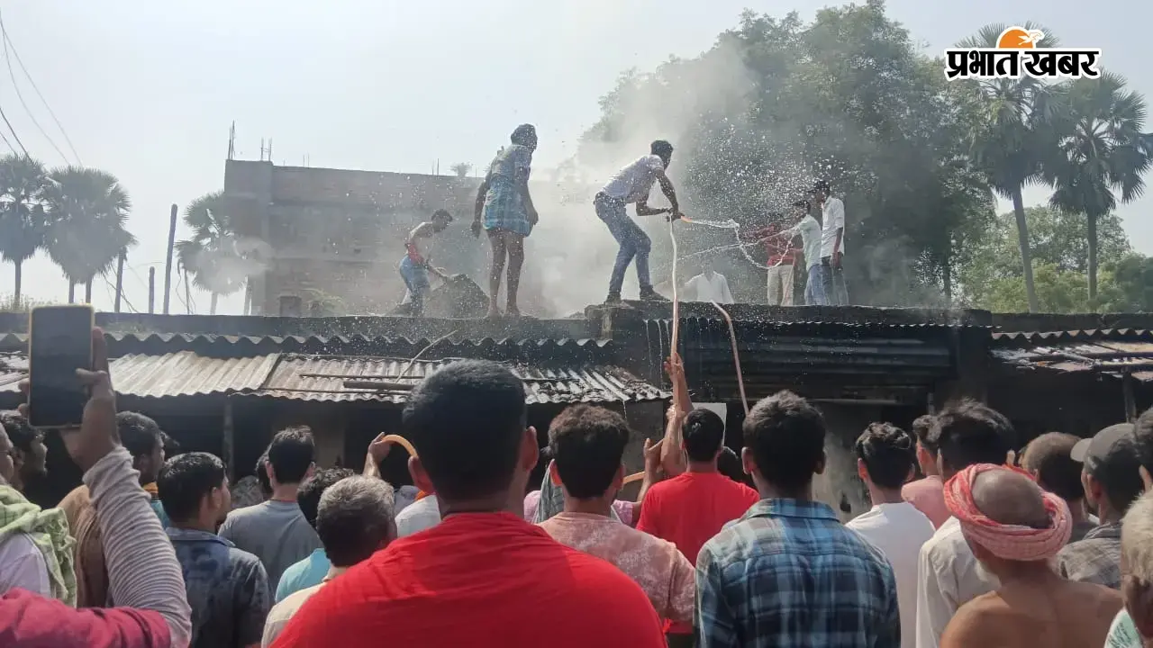 गोपीचक में भीषण अगलगी से 4 दुकानें जलकर राख, लाखों का नुकसान