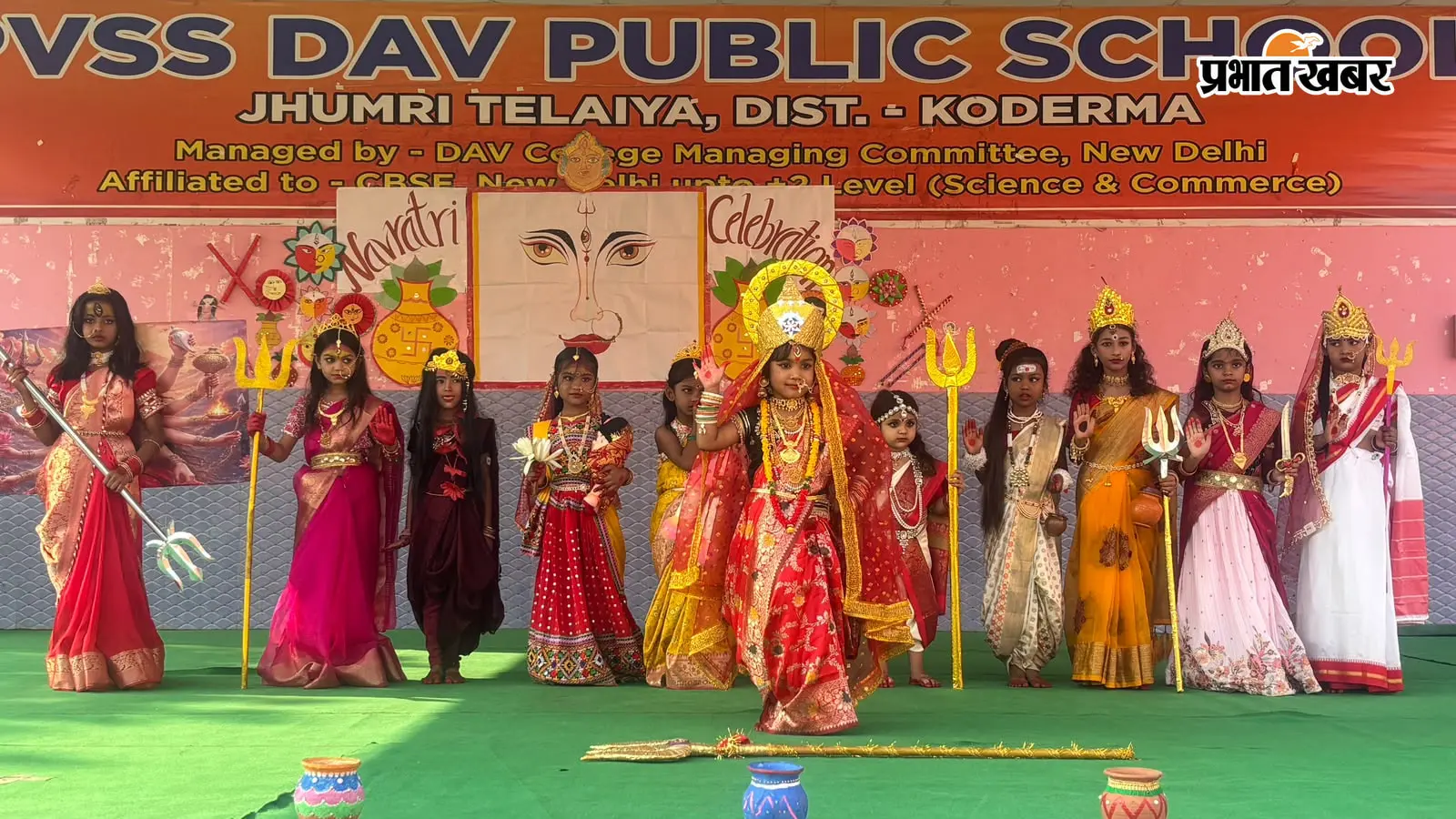 झुमरीतिलैया DAV स्कूल में नन्हे-मुन्नों ने धारण किए मां दुर्गा के नौ रूप, रामायण के मंचन ने मोहा मन