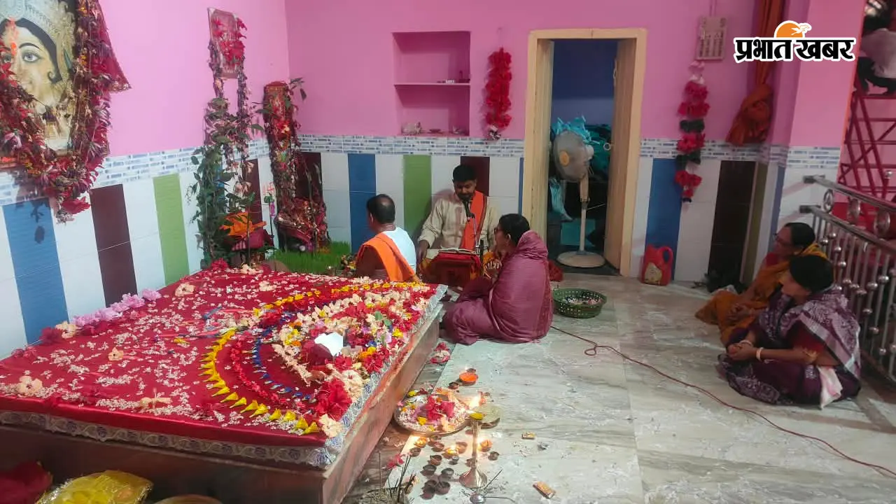 राजमहल में दुर्गापूजा की रौनक तेज, पंडालों की सजावट अंतिम चरण में; मां कात्यायनी की पूजा को उमड़े श्रद्धालु