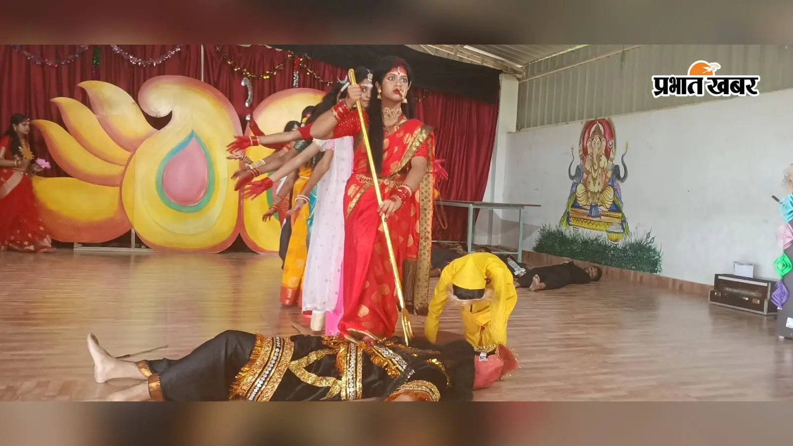 लोहरदगा में स्कूली बच्चों ने महिषासुर वध का किया सजीव मंचन
