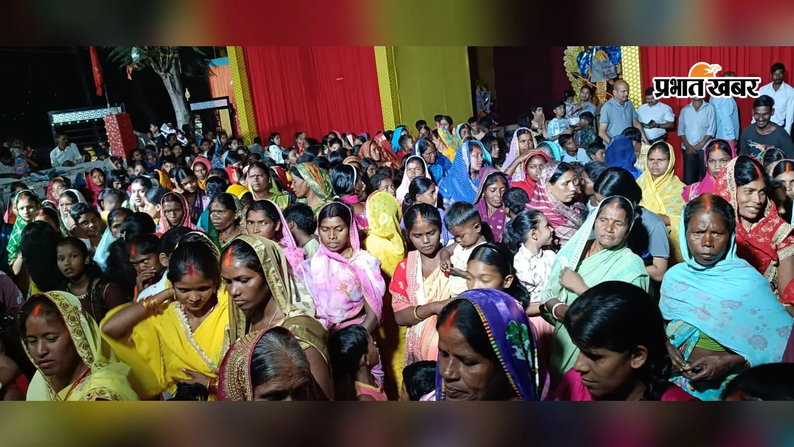 लोहरदगा: दुर्गाआरती में उमड़ा श्रद्धालुओं का जनसैलाब