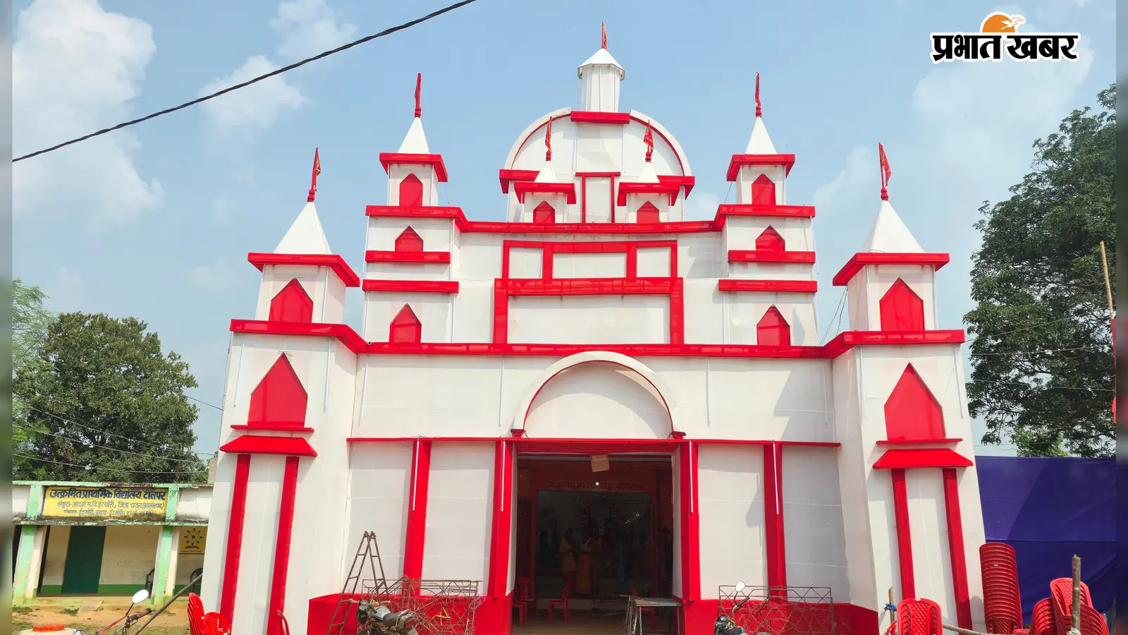 इटखोरी में टाल दुर्गा पूजा पंडाल बना आकर्षण का केंद्र, रंग-बिरंगी रोशनी के साथ झूला और बोटिंग की व्यवस्था