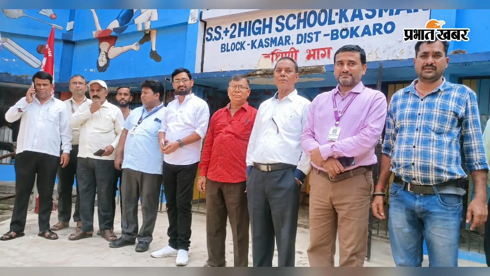 स्कूल में पटाखा फोड़कर दहशत फैलाने और मोबाइल मिलने के मामले में प्राचार्य से मिला अभिभावक