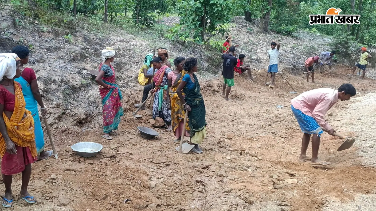 जनप्रतिनिधियों ने नहीं सुनी तो ग्रामीणों ने जर्जर सड़क की खुद कर दी मरम्मत