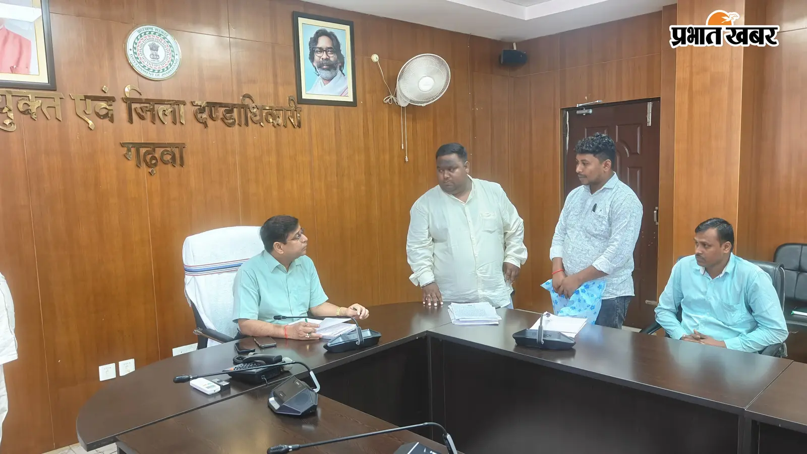 Garhwa News: जमीन मुआवजा और अबुआ आवास की किस्त का इंतजार, जनसुनवाई में शिकायतें
