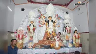 भट्ठा दुर्गाबाड़ी में महाषष्ठी पर खुले मां दुर्गा के पट, बांस की कलाकृतियों से सजा भव्य पंडाल