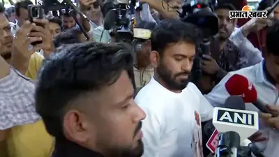 हिरासत में लिए जाने से पहले दिल्ली पुलिस से भिड़े अभिजीत दीपके- 'मैं अकेला हूं, फिर कानून का उल्लंघन कैसे हुआ?'