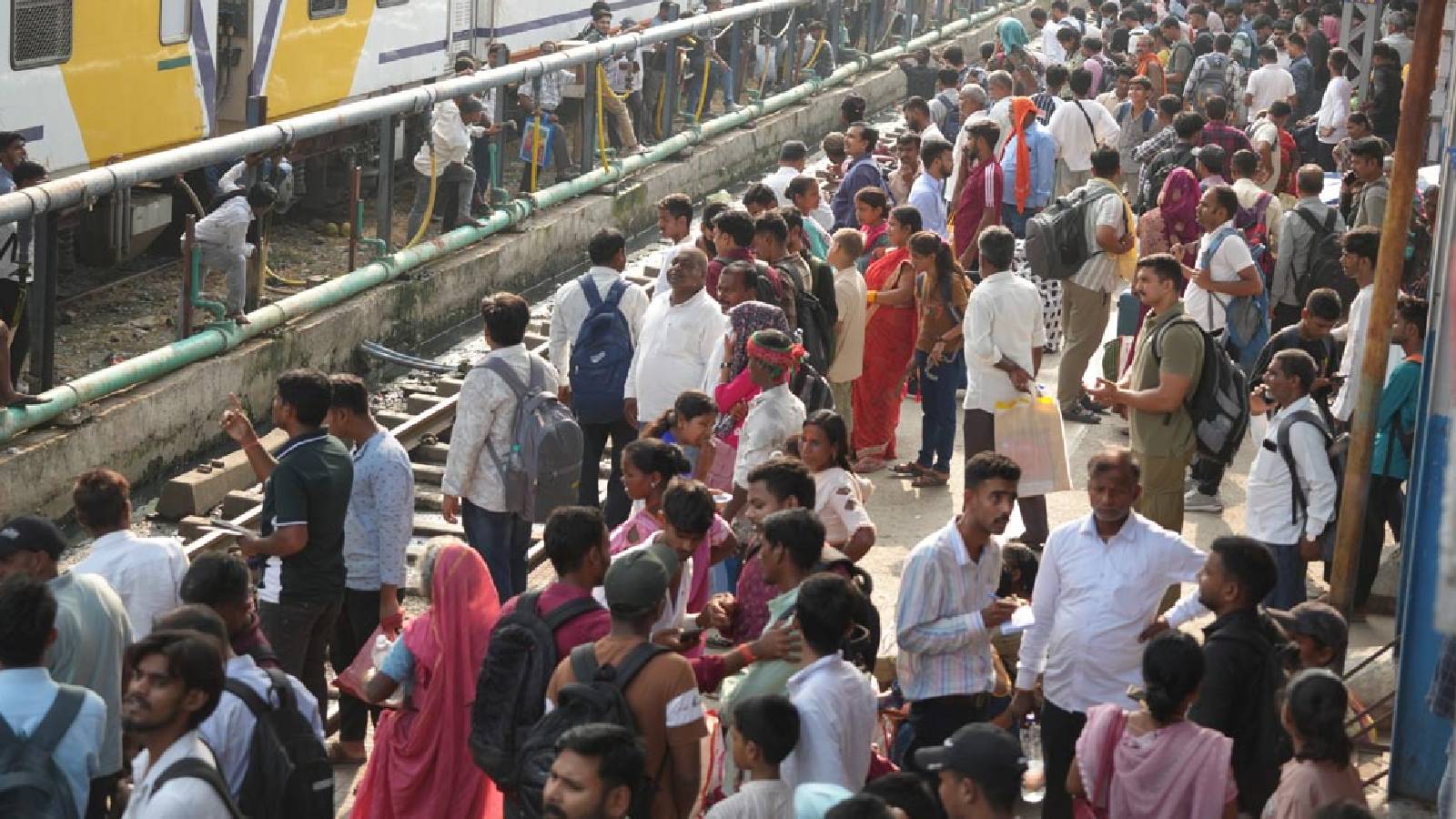 पटना जंक्शन पर उमड़ी भारी भीड़, सुरक्षा कड़ी