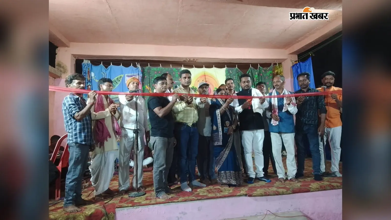लातेहार के सरईडीह में शिव-पार्वती नाटक देखने उमड़ी भीड़, स्थानीय कलाकारों की प्रस्तुति ने मोहा मन