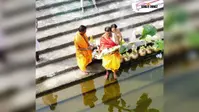 देखें वीडियो : कैसे ठाकुरगंज के भातडाला पोखर में हुई घट पूजा के साथ मां दुर्गा का आह्वान और सुख-शांति की कामना