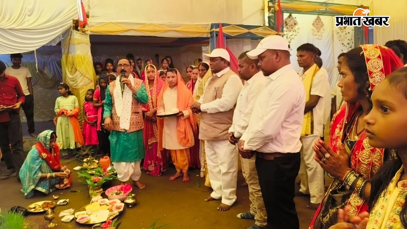 Latehar News: महासप्तमी पर बेतला-बरवाडीह में भव्य कलश यात्रा, हजारों श्रद्धालु जुटे