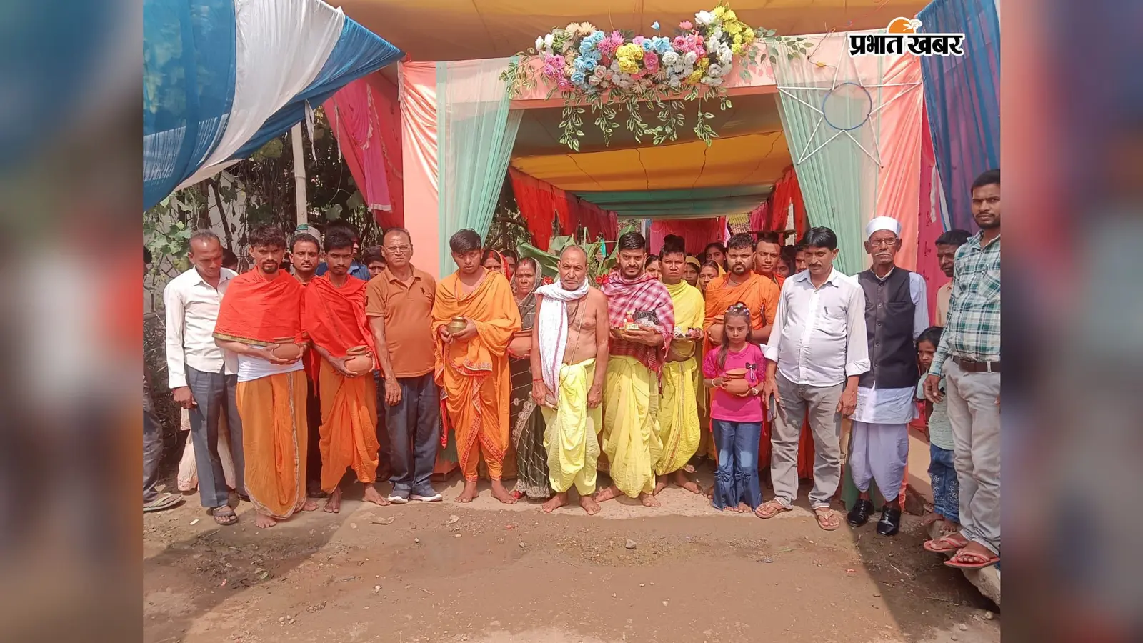 Kutmu Kalash Yatra: लाल-पीले वस्त्रों में सजे श्रद्धालु, महासप्तमी पर भक्तिमय हुआ बेतला क्षेत्र