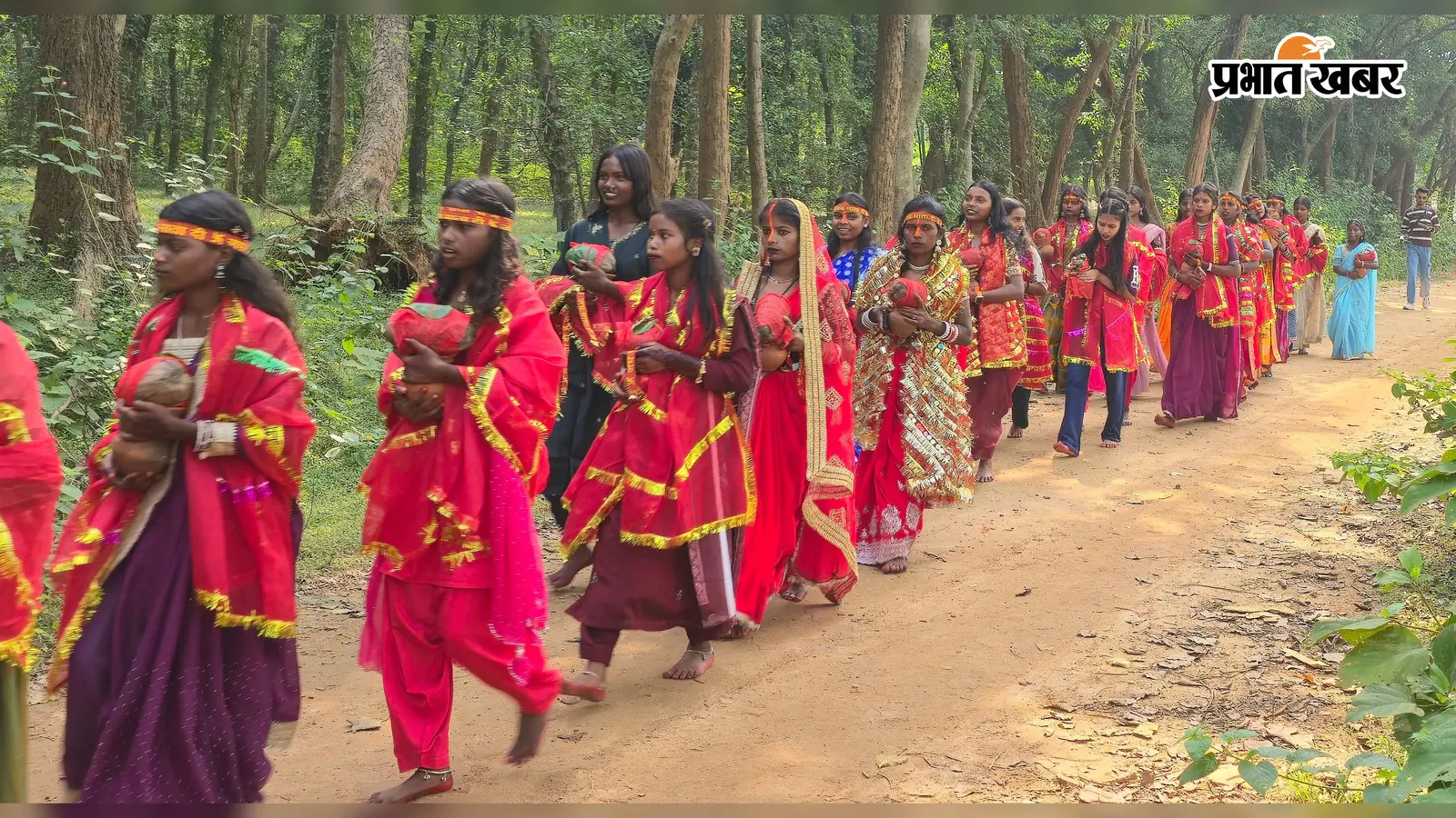 Chatra Navratri Kalash Yatra: सप्तमी पर निकली भव्य कलश यात्रा, हजारों श्रद्धालु हुए शामिल