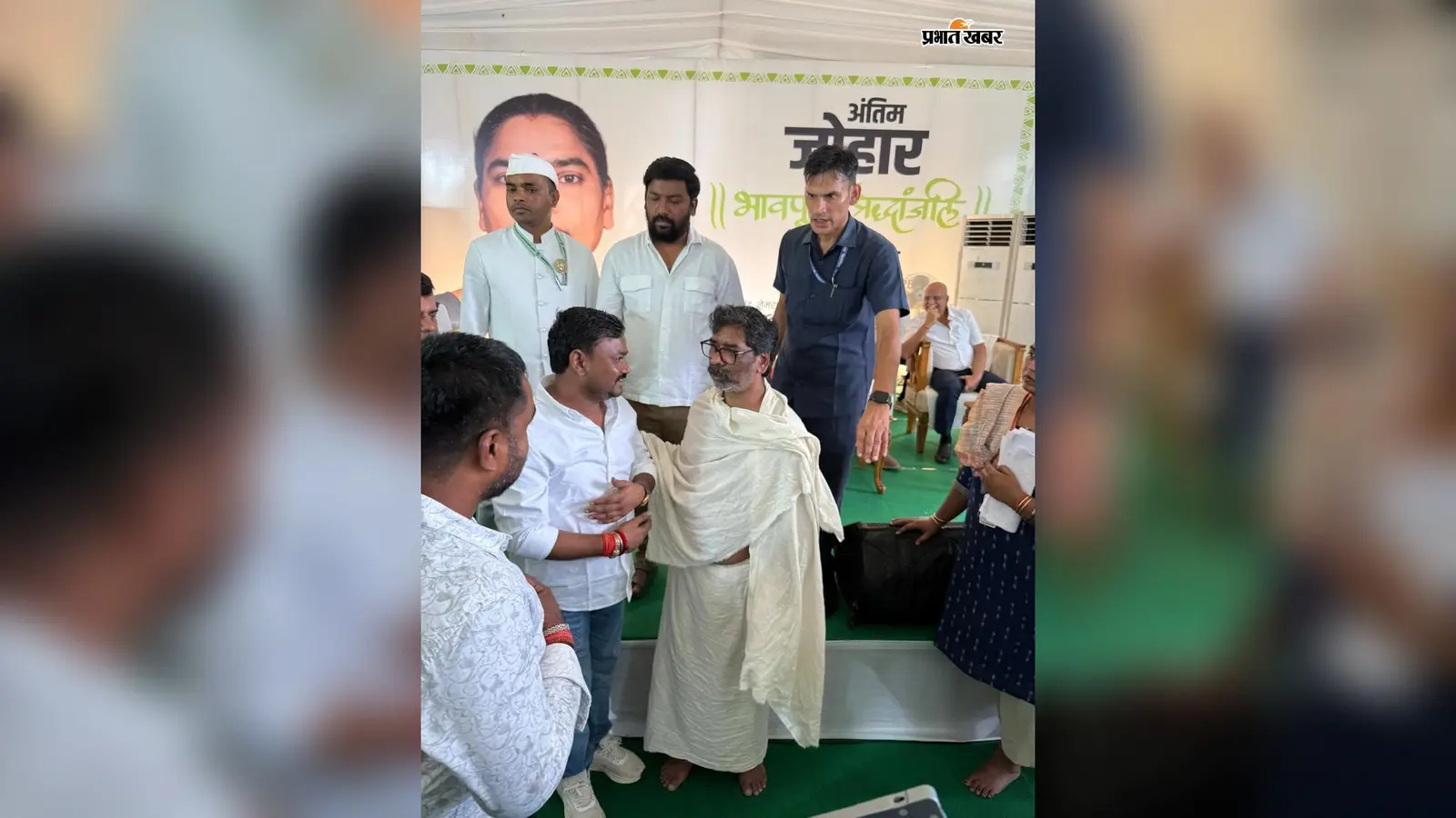 नेमरा पहुंचे देवघर महापौर रवि कुमार राउत, दिवंगत रूपी सोरेन के चित्र पर पुष्प अर्पित कर दी श्रद्धांजलि
