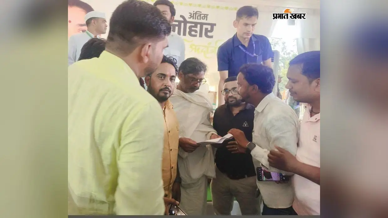 धनबाद नगर निगम में 10 साल से टैक्स वसूल रहे कर्मियों पर मंडराया संकट, सीएम हेमंत सोरेन से मिलकर की समायोजन की मांग