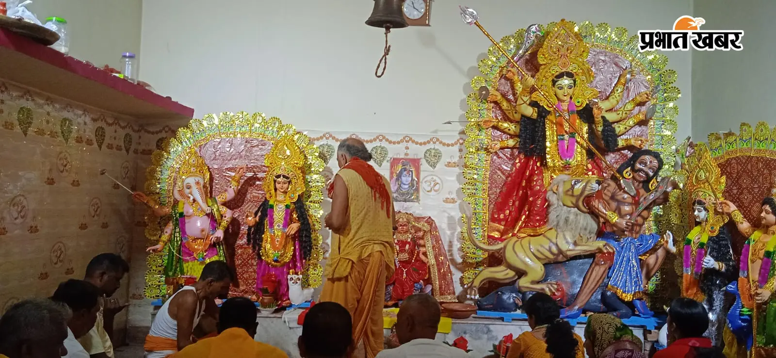 कुचाई के दुर्गा मंदिर में मां दुर्गा की सप्तमी पूजा करते श्रद्धालु | Prabhat Khabar Network