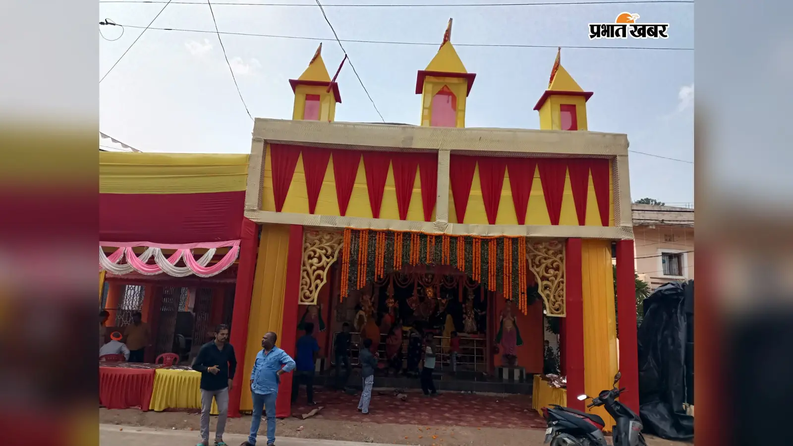 Photo Story : कैमरे की नजर से देखिए गुमला के दुर्गा पूजा पंडाल और मां के मनमोहक स्वरूप
