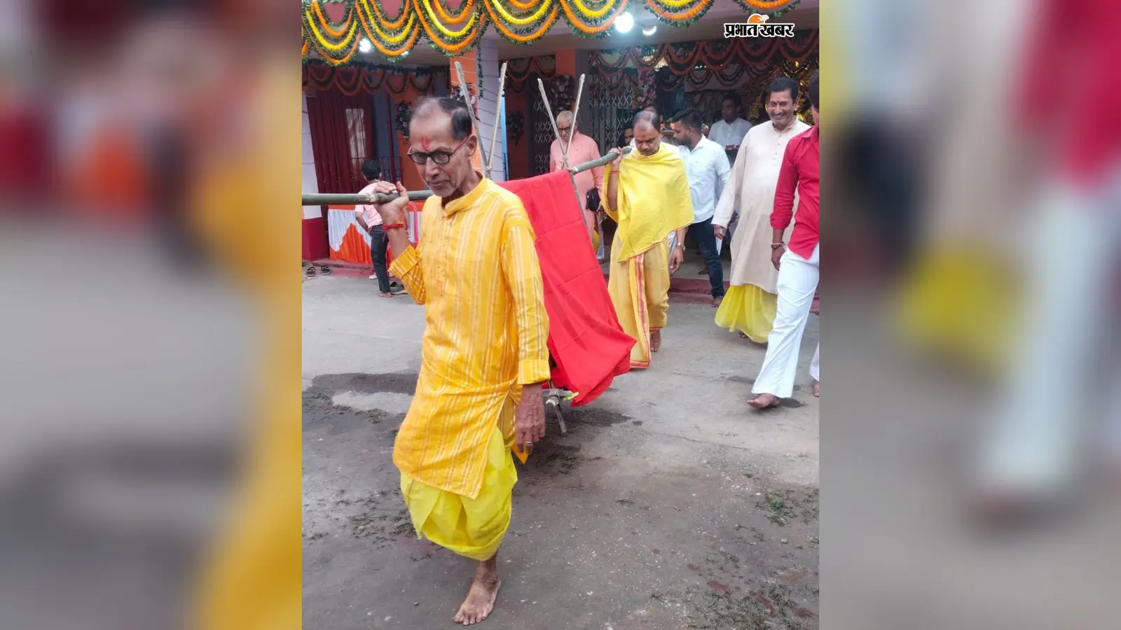ढाक की थाप और शंख की ध्वनि से गूंजा गुमला, पट खुलते ही मां के दर्शन को उमड़े श्रद्धालु