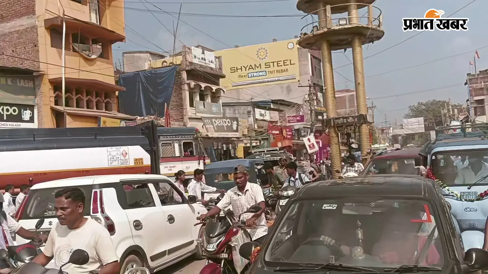 Watch Video : महासप्तमी पर गुमला में लगा महाजाम, स्कूल से लौटते बच्चे और पूजा जाने वाले श्रद्धालु फंसे
