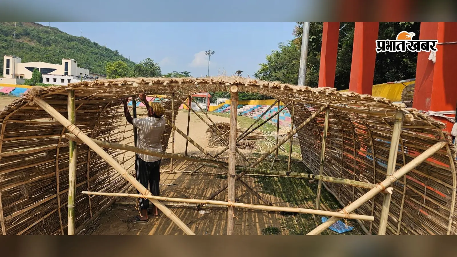 दुर्गा पूजा पर आपसी भाईचारे का संदेश, रावण का पुतला बना रहे मोहम्मद रफीक