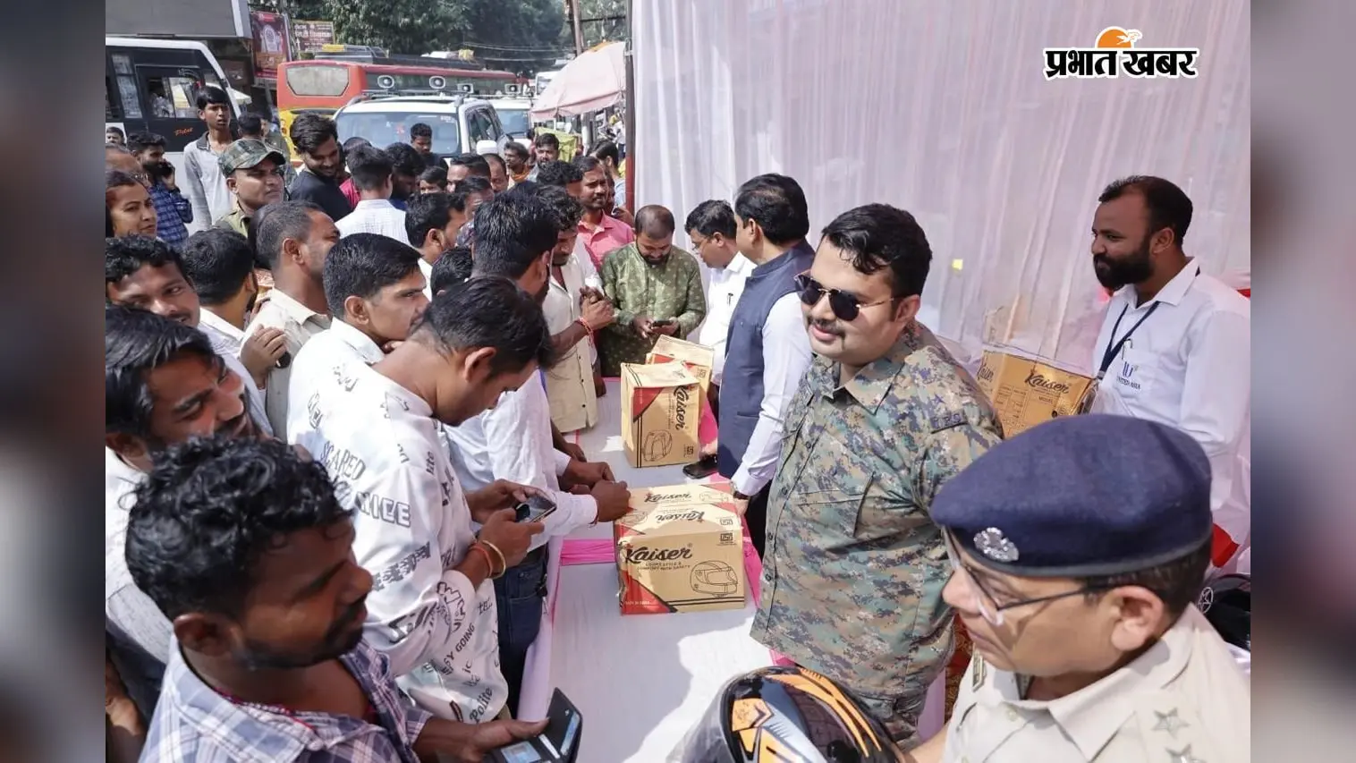 हेलमेट को बोझ नहीं सुरक्षा समझें, गुमला में DC-SP ने वाहन चालकों को किया जागरूक