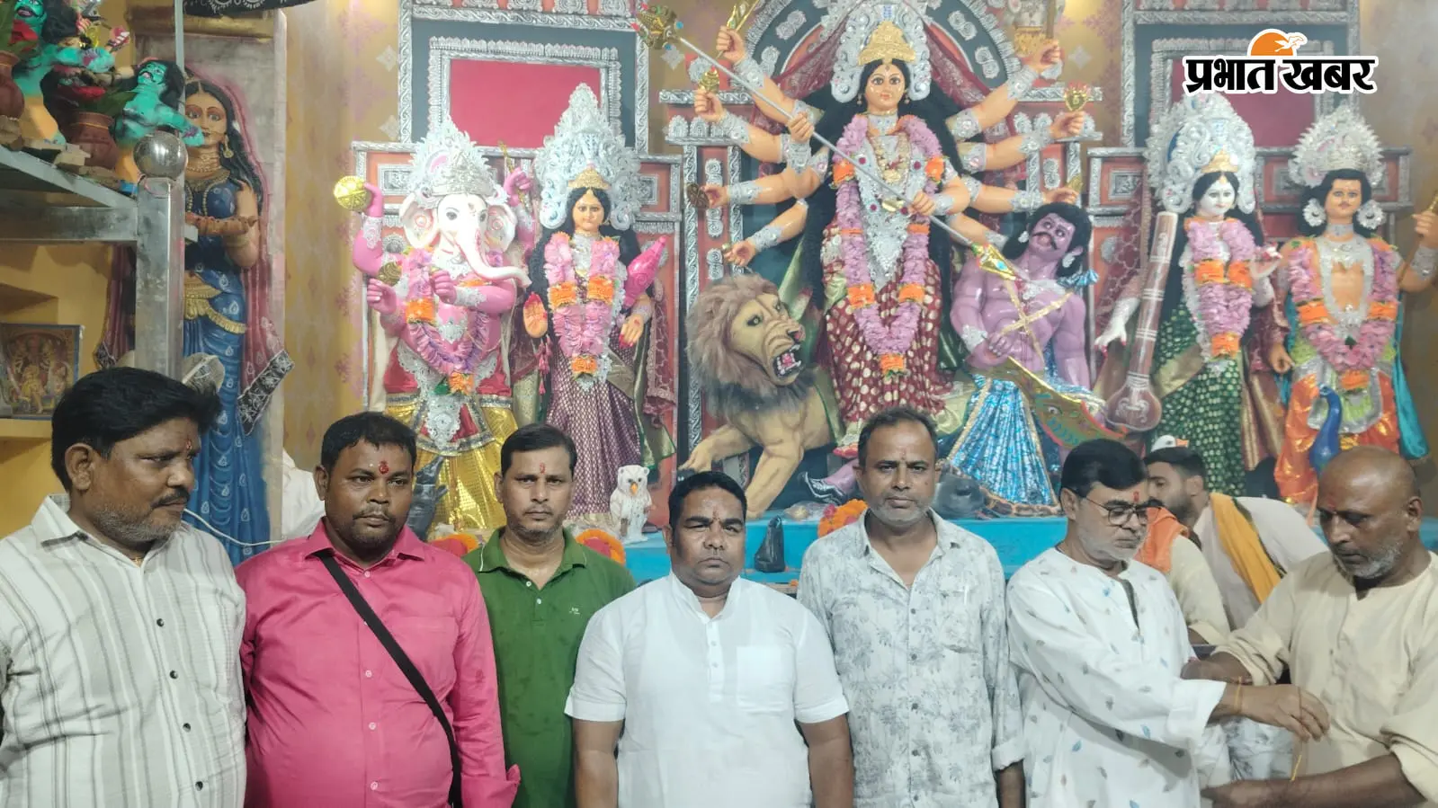 विधायक धनंजय सोरेन ने फीता काटकर किया मिर्जाचौकी दुर्गा पूजा पंडाल का उद्घाटन