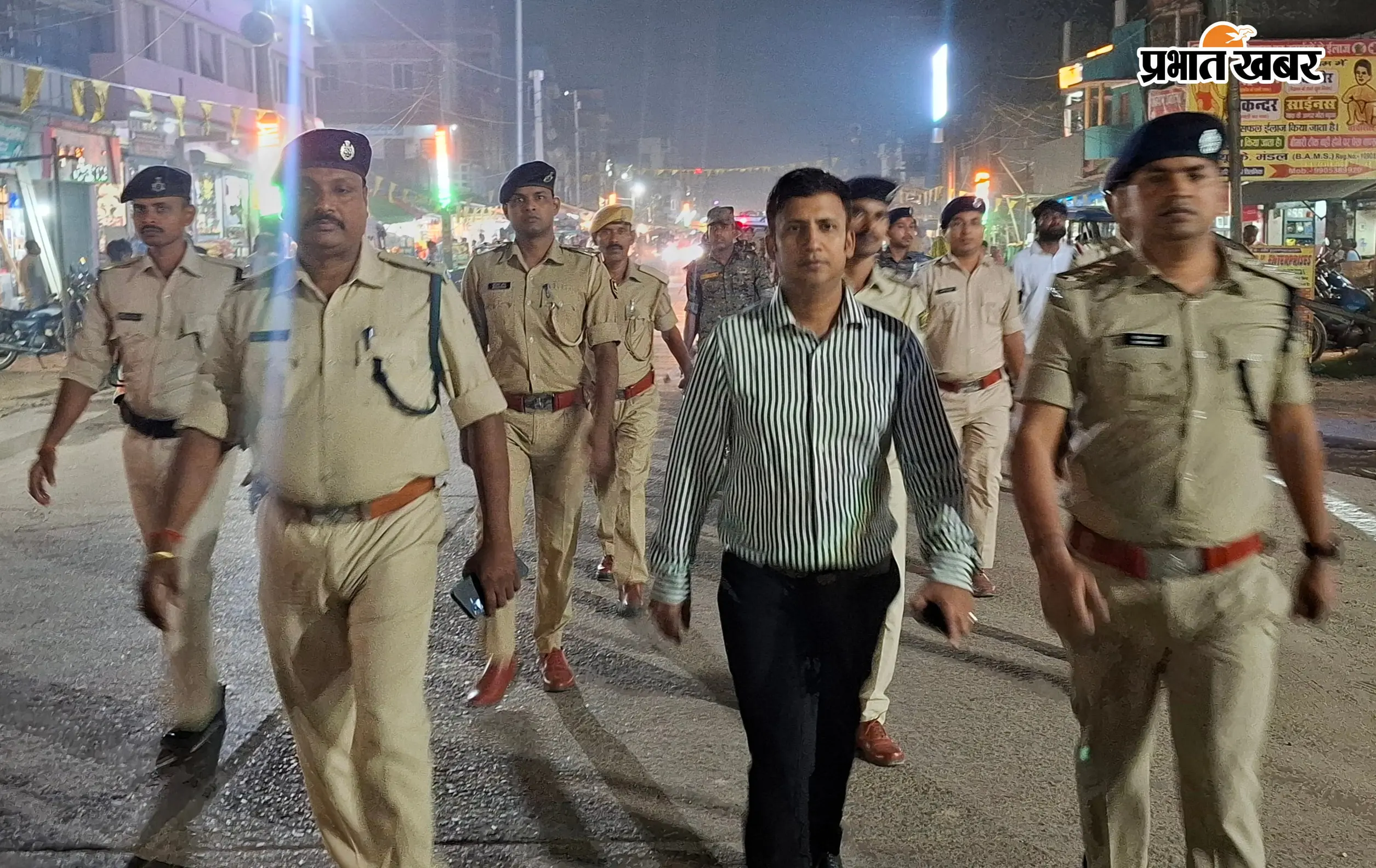 Sdm Commands दुर्गा पूजा: त्रिवेणीगंज में सुरक्षा का भरोसा जगाता फ्लैग...