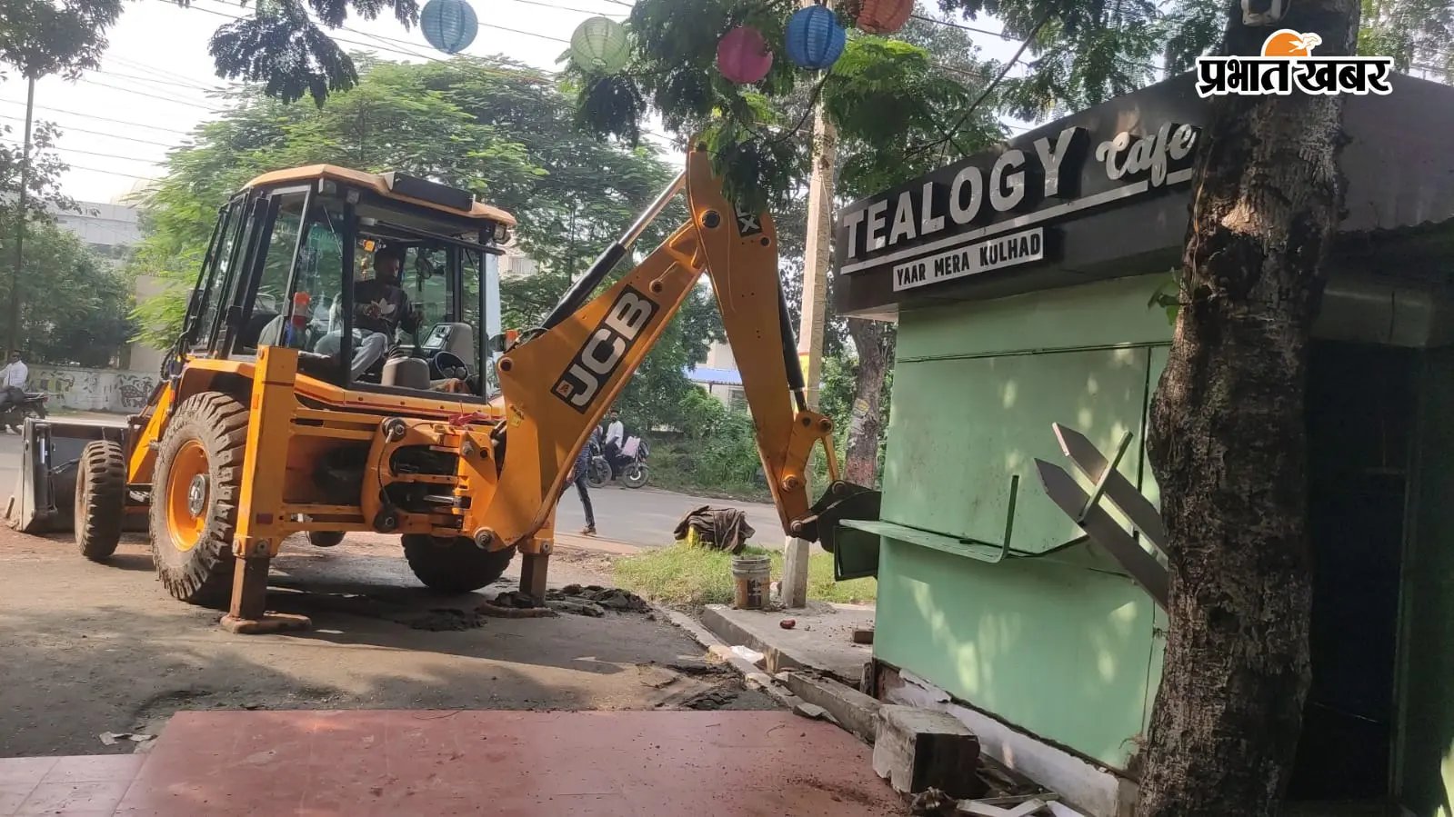 हजारीबाग में समाहरणालय गेट के पास अतिक्रमण हटाने पहुंचा नगर निगम, 30 हजार रुपये जुर्माना वसूला
