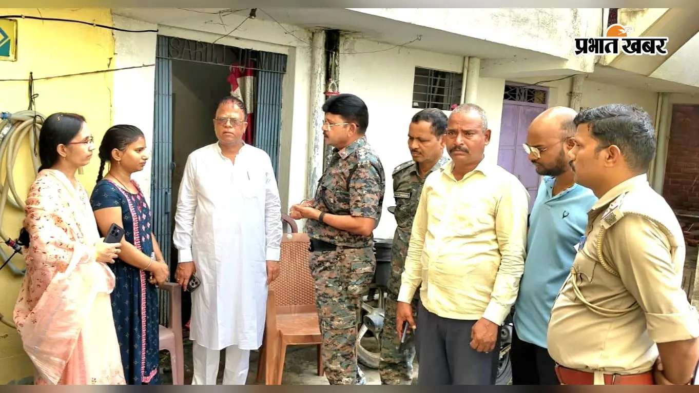 बरकट्ठा में चोरी की घटना का जायजा लेने पहुंचे एसडीपीओ, जल्द खुलासे का निर्देश