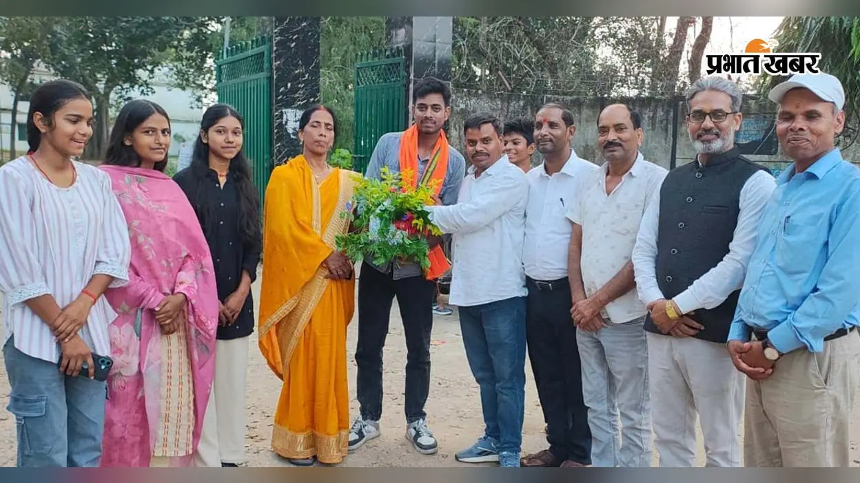 राष्ट्रीय स्तरीय प्रदर्शनी में रजत पदक जीतने वाले दीपक कुमार सम्मानित