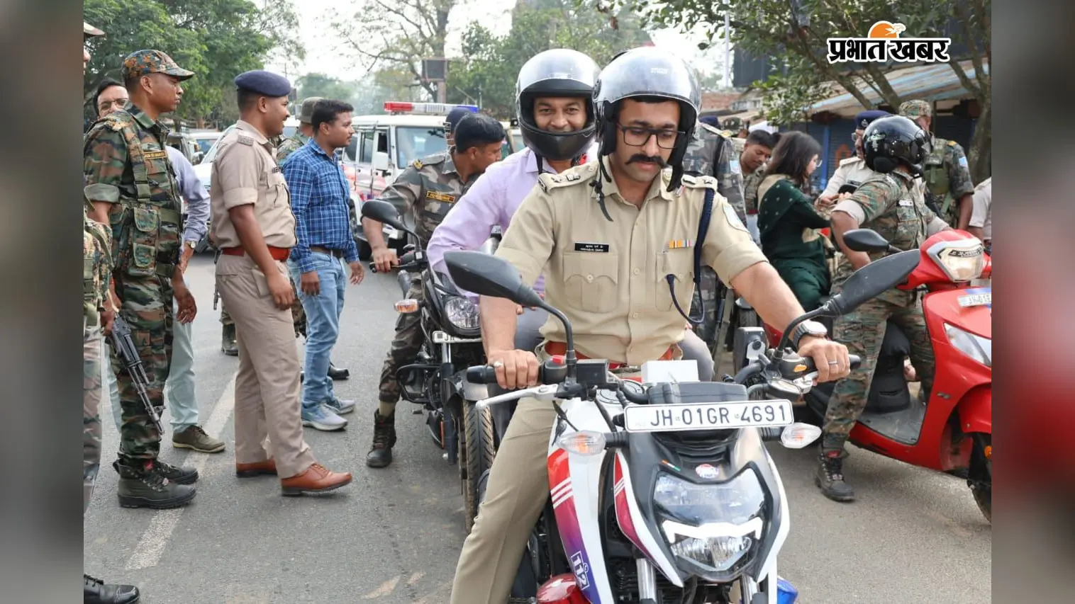 Watch Video: दुर्गापूजा को लेकर खूंटी के मुरहू में उपायुक्त और एसपी ने निकाला फ्लैग मार्च