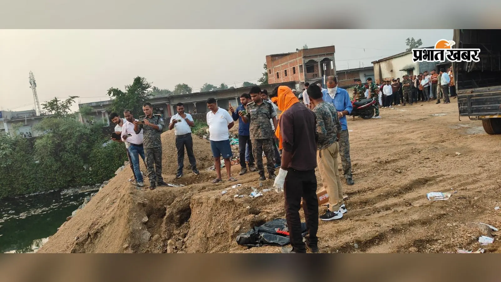 Koderma news: बंद खदान के पास बोरे में मिला शव, दुर्गंध से ग्रामीणों को चला पता