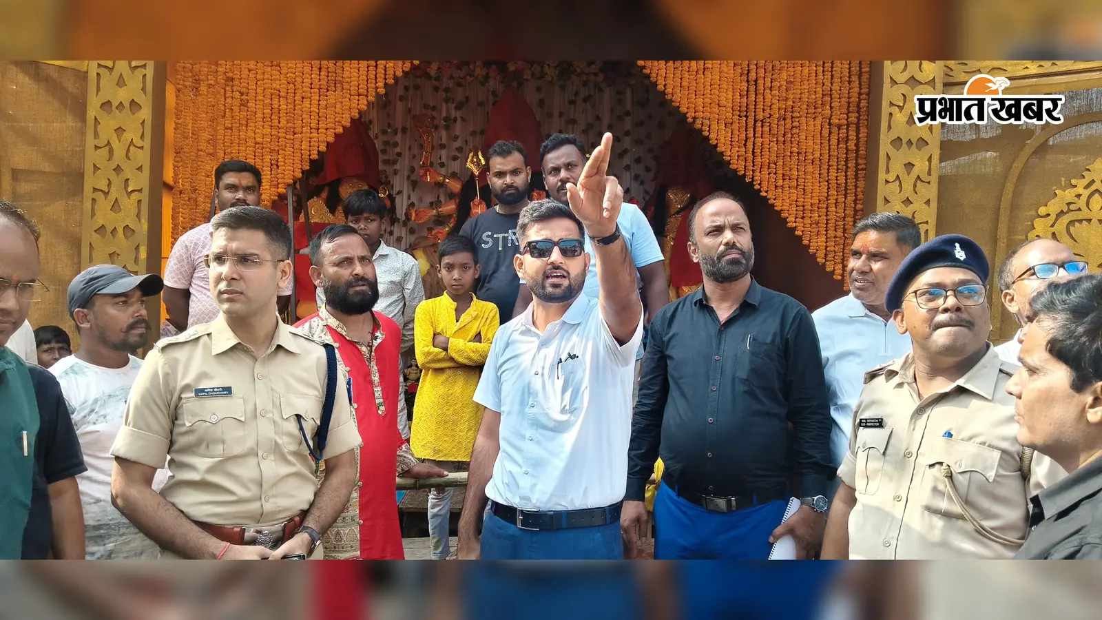 Watch Video: दुर्गापूजा पंडालों में सुरक्षा को लेकर अलर्ट प्रशासन, डीसी-एसपी ने किया निरीक्षण