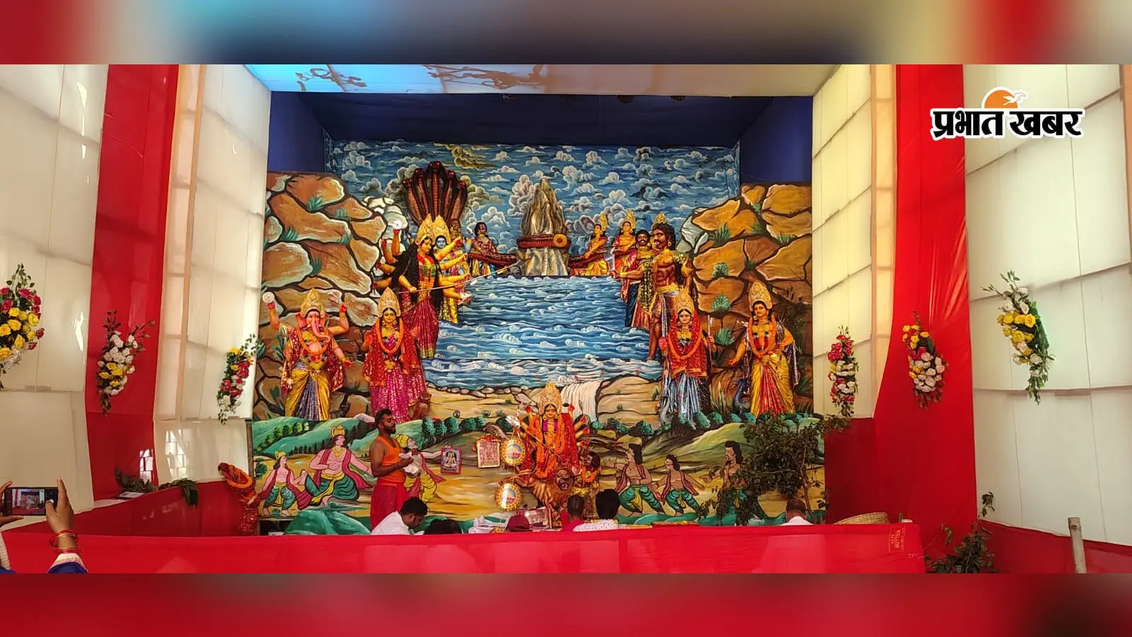 रामगढ़ में दुर्गापूजा की धूम, मां कालरात्रि की पूजा के लिए पंडालों में उमड़े श्रद्धालु