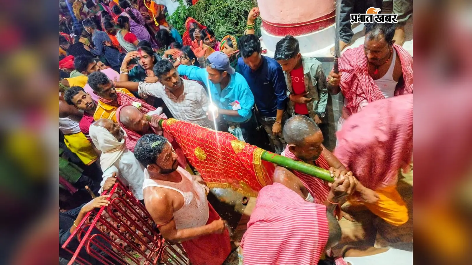 1200 साल पुरानी परंपरा! बारकोप में मां दुर्गा को छहरा देने उमड़ीं हजारों महिलाएं, देखें तस्वीरें..