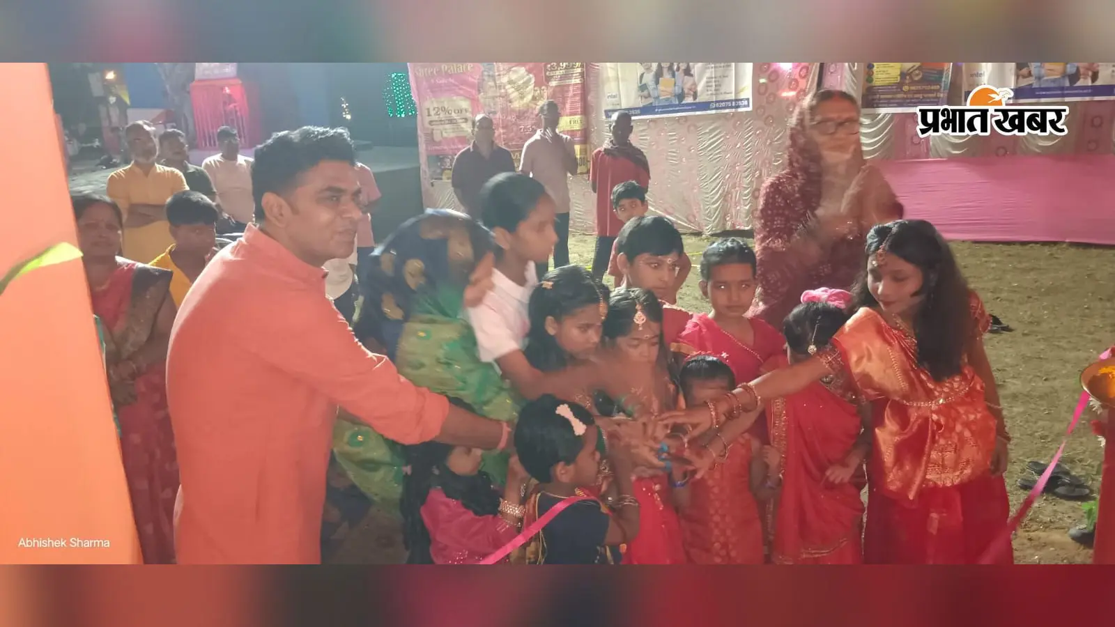 जादूगोड़ा से नारी शक्ति के सम्मान की मिसाल : गांधी मार्केट में साक्षात नवदुर्गा बन पधारीं 9 कन्याएं, संयुक्त रूप से किया उद्घाटन