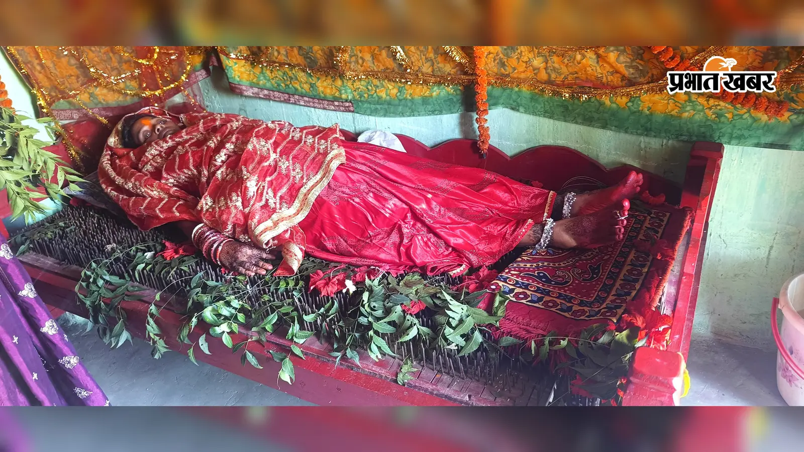 सिमडेगा में कीलों की शैय्या पर लेटकर मां दुर्गा की आराधना कर रहीं बिमला देवी, देखने उमड़ रहे श्रद्धालु
